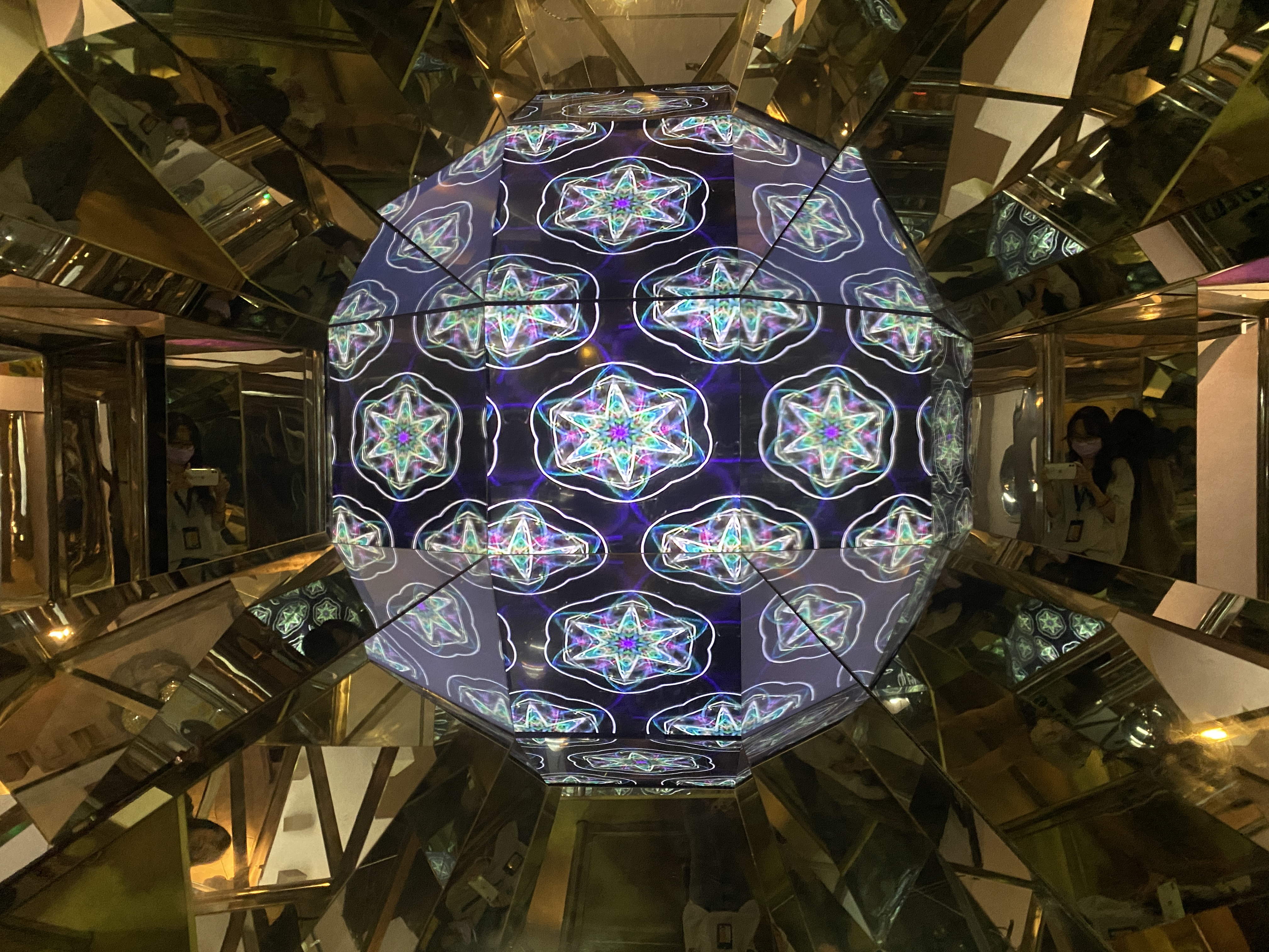 幻影迷宮：光的反射與折射