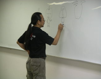 在白板上示範繪圖