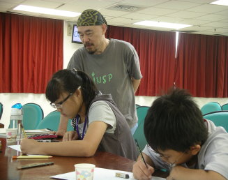 講師觀看學員練習